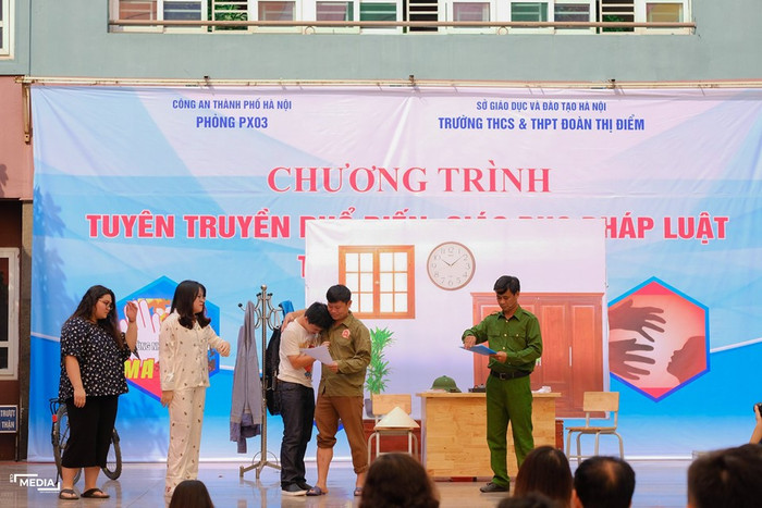 Tiểu phẩm của học sinh Trường Trung học phổ thông Đoàn Thị Điểm trong Chuyên đề "Tuyên truyền phổ biến giáo dục pháp luật tại trường học". Ảnh: website nhà trường Tiểu phẩm của học sinh Trường Trung học phổ thông Đoàn Thị Điểm trong Chuyên đề "Tuyên truyền phổ biến giáo dục pháp luật tại trường học". Ảnh: website nhà trường