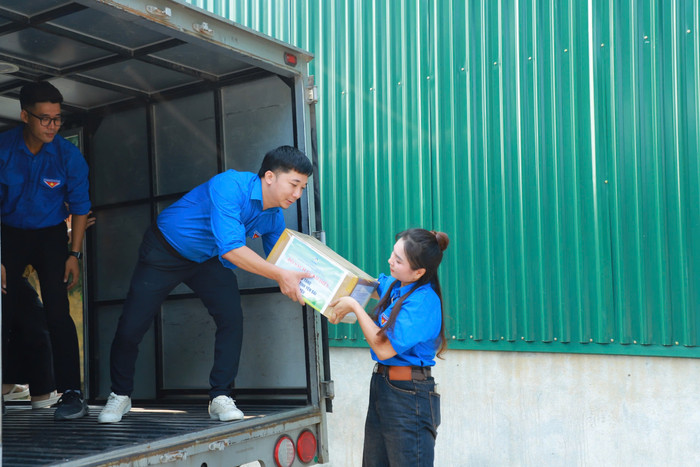 Công ty VEPIC chuẩn bị cơ số sách giáo khoa để cung cấp cho học sinh các vùng lũ lụt đang sử dụng các học liệu và bộ sách giáo khoa Cánh Diều. Cánh diều 1.jpg