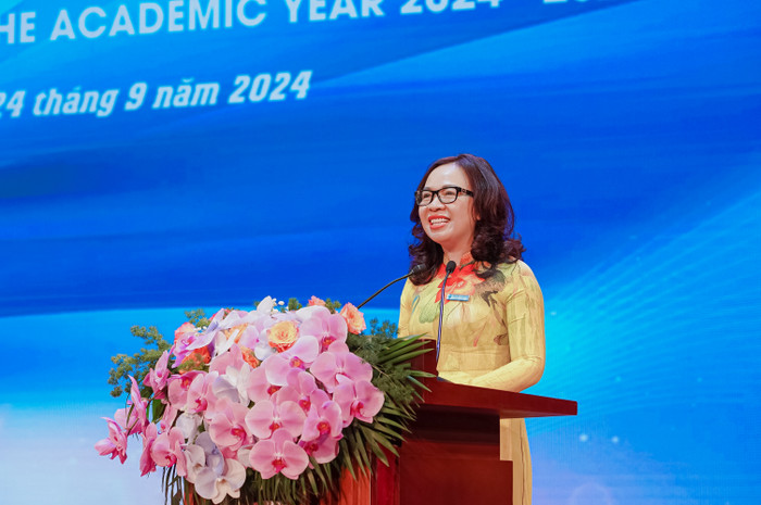 Phó Giáo sư, Tiến sĩ Nguyễn Thị Nhung phát biểu tại buổi lễ khai giảng. DSC07426.JPG