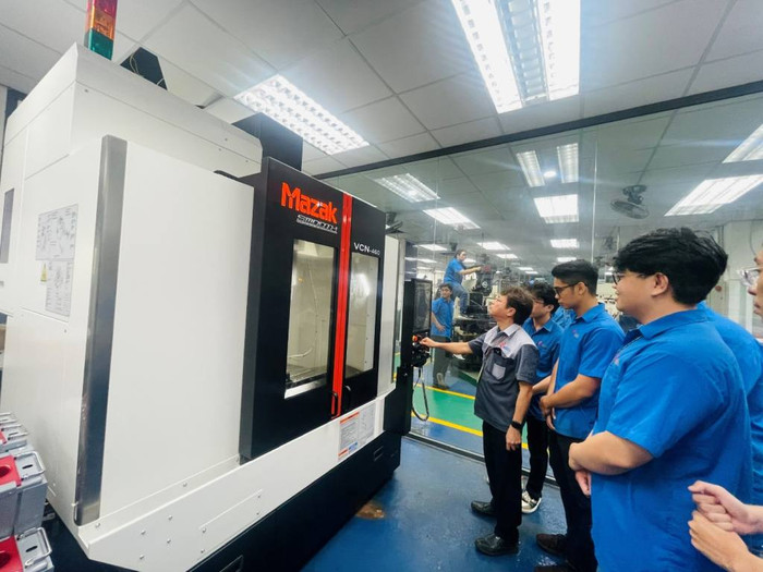 Sinh viên Trường Đại học Công nghiệp Thành phố Hồ Chí Minh trong tiết thực hành, thực tế. (Ảnh: website nhà trường). SV Trường Đại học Công nghiệp Thành phố Hồ Chí Minh.jpg