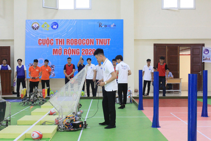 Sinh viên Trường Đại học Công nghệ Thông tin và Truyền thông (Đại học Thái Nguyên) tham gia cuộc thi Robocon. (Ảnh: website nhà trường) SV Trường Đại học Công nghệ Thông tin và Truyền thông (Đại học Thái Nguyên).jpg