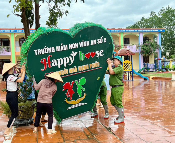 Giáo viên Trường Mầm non Vĩnh An số 2 (tỉnh Bắc Giang) cùng các lực lượng hỗ trợ, dọn dẹp trường lớp sau bão số 3. Ảnh: website nhà trường Giáo viên Trường Mầm non Vĩnh An số 2 (tỉnh Bắc Giang) cùng các lực lượng hỗ trợ, dọn dẹp trường lớp sau bão số 3. Ảnh: website nhà trường