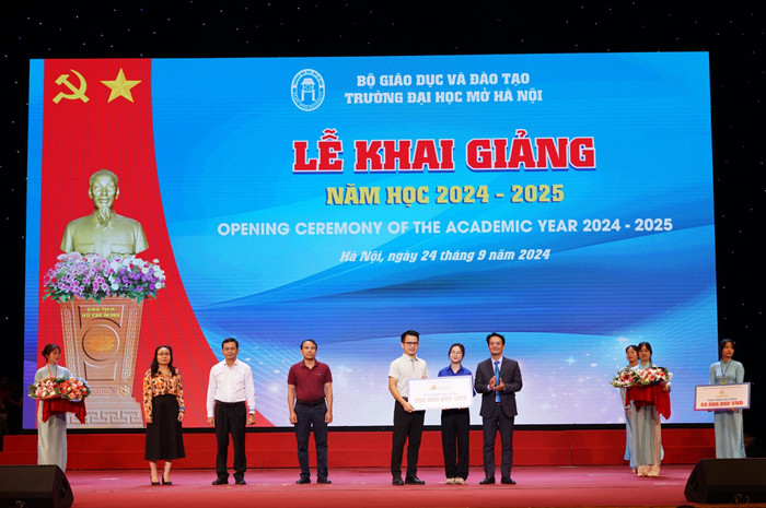 Đại diện doanh nghiệp trao học bổng cho sinh viên Trường Đại học Mở Hà Nội. DSC07310.JPG