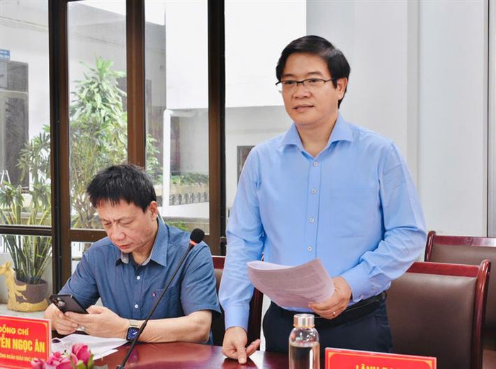 Vụ trưởng Vụ Giáo dục Tiểu học Bộ Giáo dục và Đào tạo Thái Văn Tài trao đổi tại buổi làm việc. Vụ trưởng Vụ Giáo dục Tiểu học Bộ Giáo dục và Đào tạo Thái Văn Tài trao đổi tại buổi làm việc.