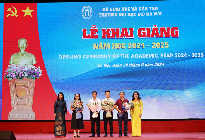Lãnh đạo Trường Đại học Mở Hà Nội tặng hoa cảm ơn đại diện các đơn vị doanh nghiệp. DSC07321.JPG