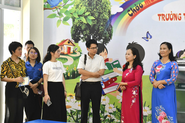 Ông Võ Hồng Việt cùng cán bộ, nhân viên Công ty VEPIC trao đổi, chia sẻ với Ban Giám hiệu Trường Tiểu học xã Công Lý về "Thư viện xanh". GDVN 5.JPG