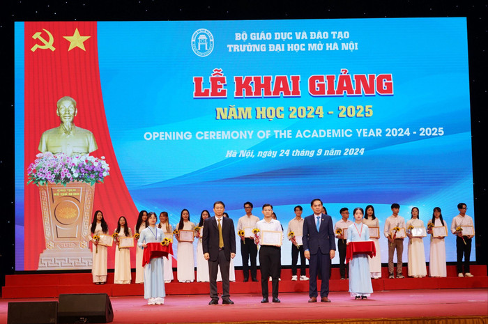 Nhiều khen thưởng được trao cho sinh viên nhân dịp khai giảng. DSC07216.JPG