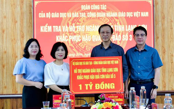 Thứ trưởng Phạm Ngọc Thưởng, Chủ tịch Công đoàn Giáo dục Việt Nam Nguyễn Ngọc Ân trao hỗ trợ cho ngành Giáo dục tỉnh Lạng Sơn. Thứ trưởng Phạm Ngọc Thưởng, Chủ tịch Công đoàn Giáo dục Việt Nam Nguyễn Ngọc Ân trao hỗ trợ cho ngành Giáo dục tỉnh Lạng Sơn.