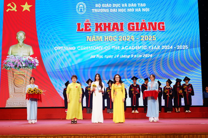 Phó Giáo sư, Tiến sĩ Nguyễn Thu Thủy và Phó Giáo sư, Tiến sĩ Nguyễn Thị Nhung trao thưởng cho sinh viên có thành tích học tập xuất sắc DSC07148.JPG
