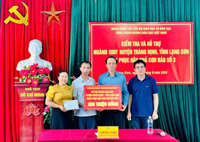 Thứ trưởng Phạm Ngọc Thưởng, Chủ tịch Công đoàn Giáo dục Việt Nam trao hỗ trợ cho ngành Giáo dục huyện Tràng Định, Lạng Sơn Thứ trưởng Phạm Ngọc Thưởng, Chủ tịch Công đoàn Giáo dục Việt Nam trao hỗ trợ cho ngành Giáo dục huyện Tràng Định, Lạng Sơn