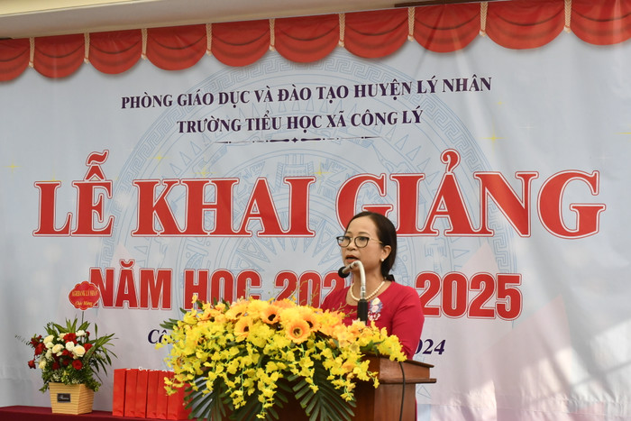 Cô Nguyễn Thị Bắc - Hiệu trưởng Trường Tiểu học xã Công Lý phát biểu tại buổi lễ. GDVN 2.JPG