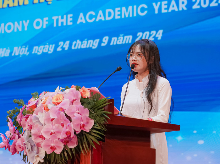 Em Trần Khánh Linh - đại diện cho tân sinh viên phát biểu cảm tưởng trong lễ khai giảng. DSC07338.JPG