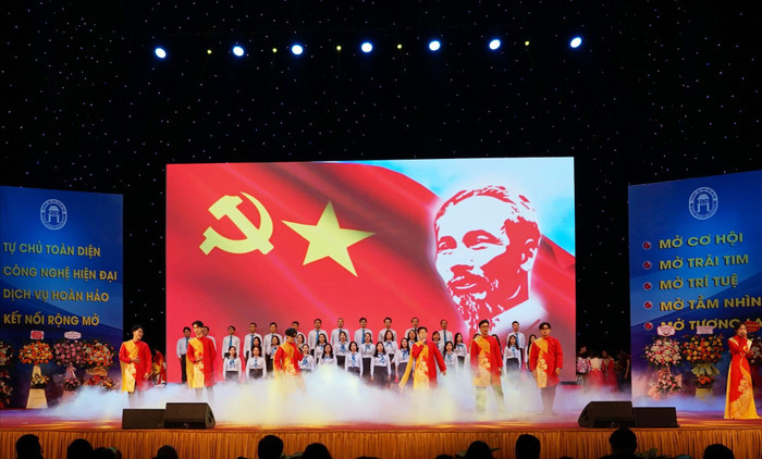 Tiết mục văn nghệ chào mừng lễ khai giảng. DSC07689.JPG