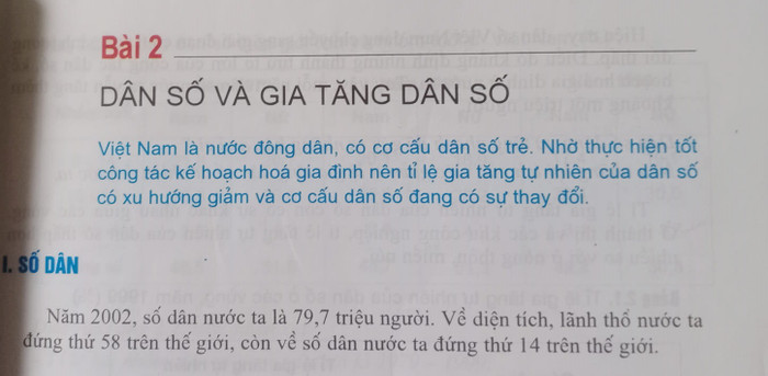 Sách Địa lí 9 dùng số liệu năm 2002 (Ảnh: H.M) Sách Địa lí 9 dùng số liệu năm 2002 (Ảnh: H.M)