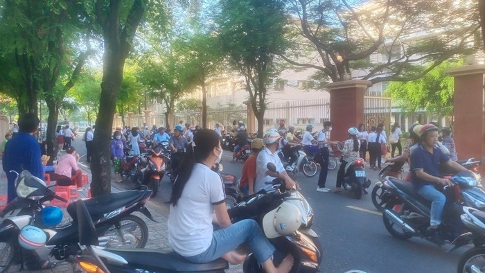 Hình ảnh phụ huynh đưa con đến điểm thi. Ảnh: K.V Hình ảnh phụ huynh đưa con đến điểm thi. Ảnh: K.V