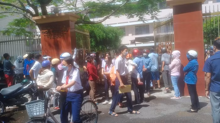 Hết giờ thi, phụ huynh vào tận cổng trường đón con. Ảnh: K.V