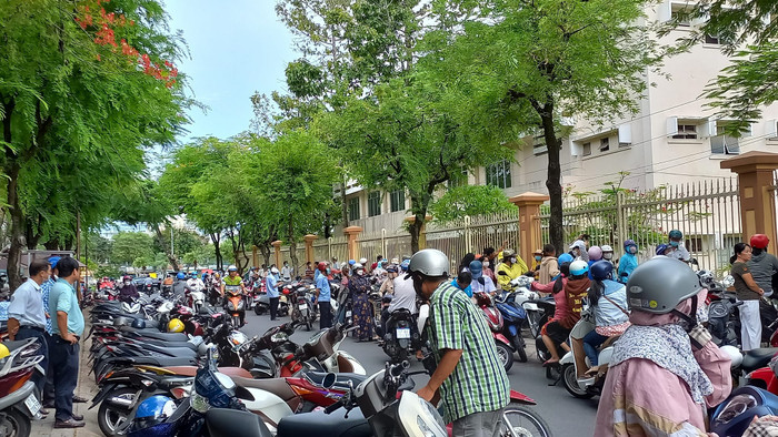 Thời tiết khá nắng, nóng nhưng phụ huynh vẫn kiên nhẫn đứng chờ con trước cổng trường. Ảnh: K.V Thời tiết khá nắng, nóng nhưng phụ huynh vẫn kiên nhẫn đứng chờ con trước cổng trường. Ảnh: K.V
