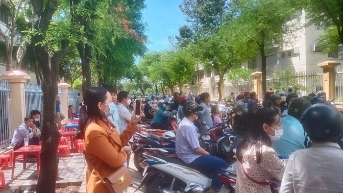 Nhiều phụ huynh đưa con đến điểm thi và chờ đợi. Ảnh:K.V Nhiều phụ huynh đưa con đến điểm thi và chờ đợi. Ảnh:K.V