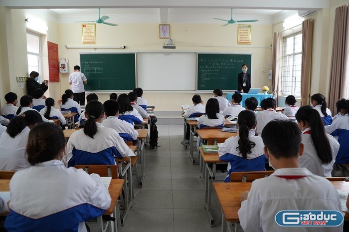 Giáo viên chủ nhiệm không phải thu tiền là điều mà nhiều thầy cô mong muốn (Ảnh minh họa trên giaoduc.net.vn) Giáo viên chủ nhiệm không phải thu tiền là điều mà nhiều thầy cô mong muốn (Ảnh minh họa trên giaoduc.net.vn)