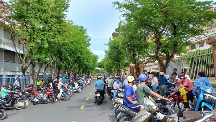 Phụ huynh đứng chờ đợi thí sinh. Ảnh: K.V. Phụ huynh đứng chờ đợi thí sinh. Ảnh: K.V.