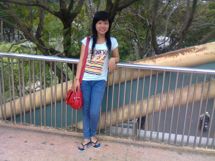 Kim Hoa là một người ít nói khi tiếp xúc với người lạ nhưng phóng khoáng, năng động, vui vẻ, hoạt bát.