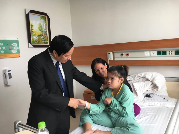 Thanh Tuyền bắt tay chào Giáo sư Nguyễn Thanh Liêm – người hồi sinh cuộc đời em – trước khi ra viện.