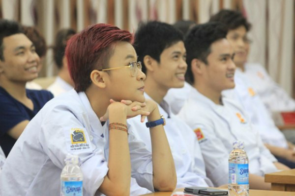 Trải nghiệm dây chuyền sản xuất hiện đại ở nhà máy Ajinomoto Việt Nam mang đến cho các bạn trẻ cảm giác thích thú. Trải nghiệm dây chuyền sản xuất hiện đại ở nhà máy Ajinomoto Việt Nam mang đến cho các bạn trẻ cảm giác thích thú.