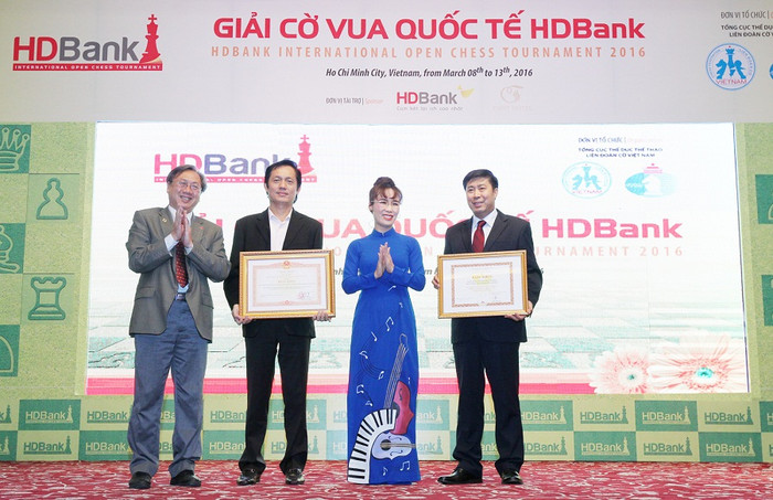 HDBank nhận bằng khen của Thủ tướng Chính phủ và của Ủy ban Olympic Việt Nam vì những đóng góp cho hoạt động thể thao. HDBank nhận bằng khen của Thủ tướng Chính phủ và của Ủy ban Olympic Việt Nam vì những đóng góp cho hoạt động thể thao.