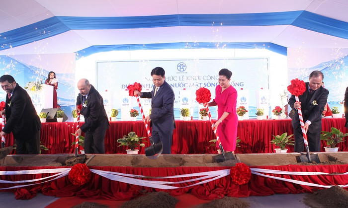 Các quan khách cấp cao thực hiện nghi thức ấn nút để chính thức khởi công xây dựng Dự án Nhà Máy Nước Mặt Sông Đuống. Các quan khách cấp cao thực hiện nghi thức ấn nút để chính thức khởi công xây dựng Dự án Nhà Máy Nước Mặt Sông Đuống.