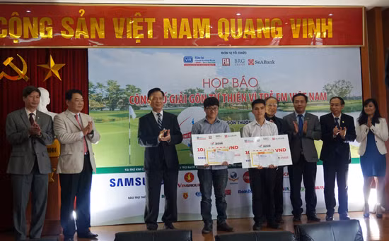 Ông Võ Hồng Phúc - Nguyên Bộ trưởng Bộ Kế hoạch và Đầu tư, Chủ tịch Danh dự của Giải đấu trao học bổng toàn phần cho 2 sinh viên Thào Seo Sì và Lê Văn Tú. Ảnh: Nguyên Phong/Kinh tế đô thị.