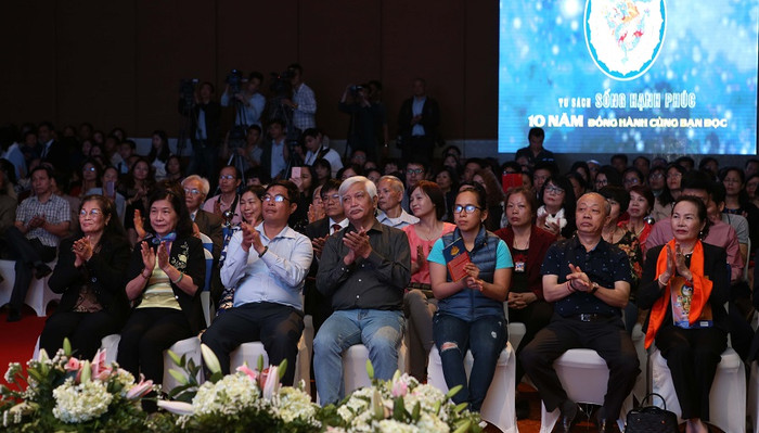 Đức Gyalwang Drukpa chia sẻ những quan điểm về cuộc sống hết sức giản dị mà đầy tính triết lý, nhân văn, rung cảm trái tim của người nghe. ảnh: Drukpa Việt Nam.