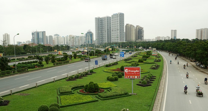 Chi hàng chục tỷ đồng mỗi năm để cắt tỉa cây cảnh, trồng cỏ trên Đại lộ Thăng Long là một sự lãng phí rất lớn. ảnh trên Báo Xây dựng. Chi hàng chục tỷ đồng mỗi năm để cắt tỉa cây cảnh, trồng cỏ trên Đại lộ Thăng Long là một sự lãng phí rất lớn. ảnh trên Báo Xây dựng.