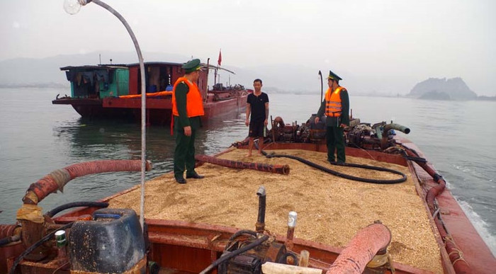 Vận chuyển hàng hóa trái phép trên biển bị phạt thấp nhất 3 triệu đồng. ảnh: Báo Quảng Ninh. Vận chuyển hàng hóa trái phép trên biển bị phạt thấp nhất 3 triệu đồng. ảnh: Báo Quảng Ninh.