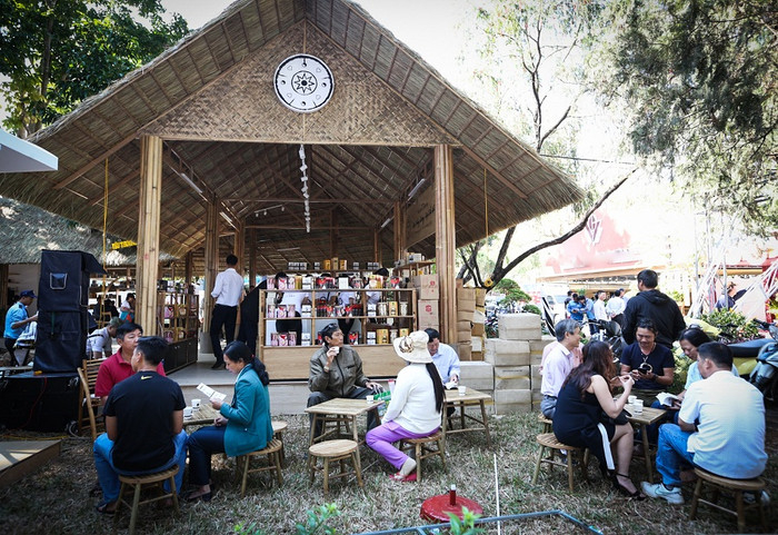 Du khách tham dự Lễ hội cà phê Buôn Ma Thuột khám phá những điều mới lạ từ không gian cà phê Trung Nguyên.