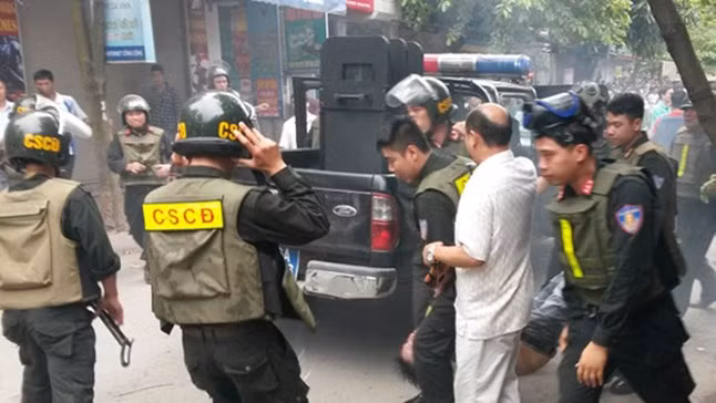 Đẩy mạnh trấn áp tội phạm. ảnh đăng trên tạp chí đảng cộng sản.