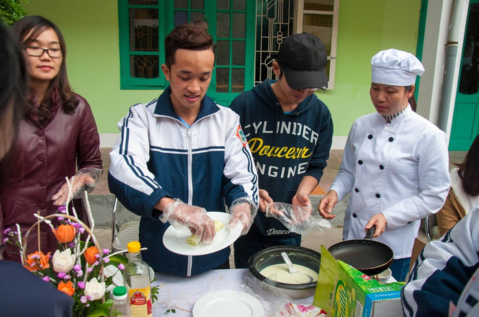Học sinh được trải nghiệm bữa ăn sinh viên tại căng tin... Học sinh được trải nghiệm bữa ăn sinh viên tại căng tin...