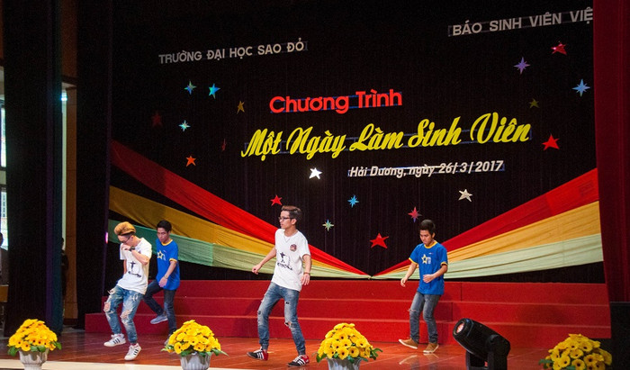 Nhiều tiết mục văn nghệ đặc sắc của các anh chị sinh viên gửi tặng các em học sinh. Nhiều tiết mục văn nghệ đặc sắc của các anh chị sinh viên gửi tặng các em học sinh.