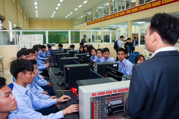 Học sinh hào hứng tham gia một tiết học về kỹ năng mềm do các thầy cô khoa Giáo dục Chính trị& Thể chất- Trường Đại học Sao Đỏ giảng dạy. Học sinh hào hứng tham gia một tiết học về kỹ năng mềm do các thầy cô khoa Giáo dục Chính trị& Thể chất- Trường Đại học Sao Đỏ giảng dạy.