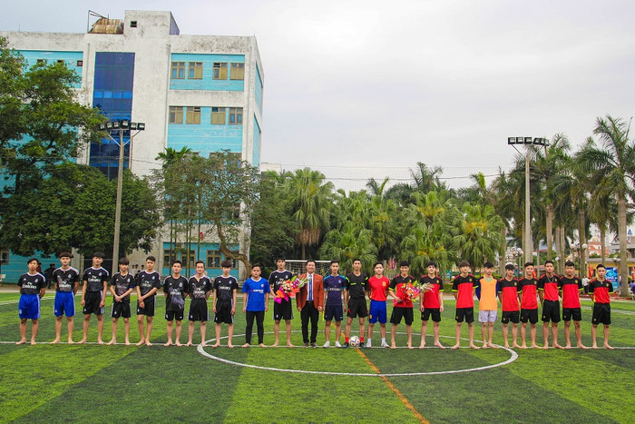 Học sinh được tham gia nhiều hoạt động thể dục thể thao: Bóng đá, bóng chuyền, cầu lông, bóng rổ… Học sinh được tham gia nhiều hoạt động thể dục thể thao: Bóng đá, bóng chuyền, cầu lông, bóng rổ…