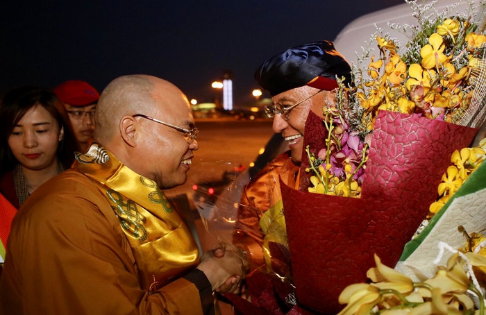Thượng tọa Thích Thanh Phong - Trụ trì chùa Vĩnh Nghiêm chào đón Đức Gyalwang Drukpa. Thượng tọa Thích Thanh Phong - Trụ trì chùa Vĩnh Nghiêm chào đón Đức Gyalwang Drukpa.