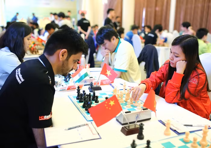 Mai Hưng (phải) vẫn giữ được phong độ, khi có mặt trong nhóm đầu. Mai Hưng (phải) vẫn giữ được phong độ, khi có mặt trong nhóm đầu.