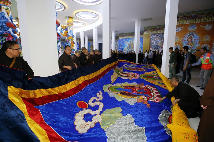 Bức tranh cuộn Phật Quan Âm Thiên Thủ Thiên Nhãn lớn nhất Việt Nam. Bức tranh cuộn Phật Quan Âm Thiên Thủ Thiên Nhãn lớn nhất Việt Nam.