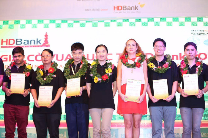 Giải đấu hấp dẫn đến mức nhà vô địch thế giới năm 2004 Stefanova Antoaneta (thứ 4 từ trái sang) còn phải chịu thua Dinara.