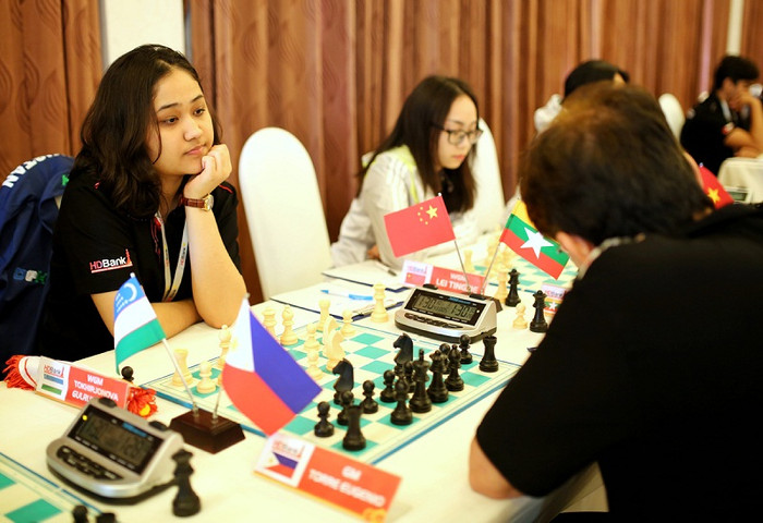 Những bóng hồng như Gulrukhbegim (Uzbekistan) khuynh đảo giải đấu, khi đối đầu sòng phẳng với các đồng nghiệp nam.