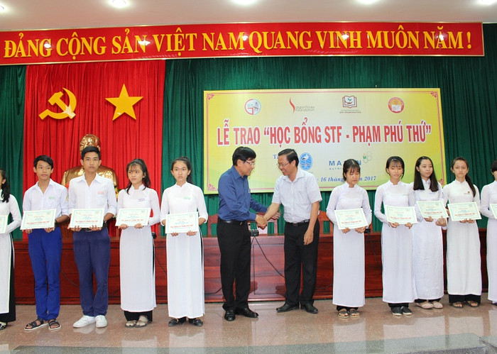 Masan Nutri-Science trao học bổng cho học sinh nghèo vượt khó tại tỉnh Bến Tre. Masan Nutri-Science trao học bổng cho học sinh nghèo vượt khó tại tỉnh Bến Tre.