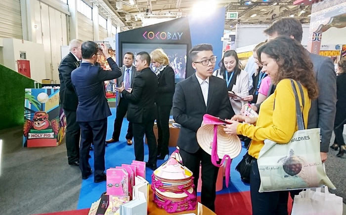 Gian hàng của Cocobay tại ITB Berlin thu hút hàng ngàn lượt khách quốc tế mỗi ngày. Gian hàng của Cocobay tại ITB Berlin thu hút hàng ngàn lượt khách quốc tế mỗi ngày.