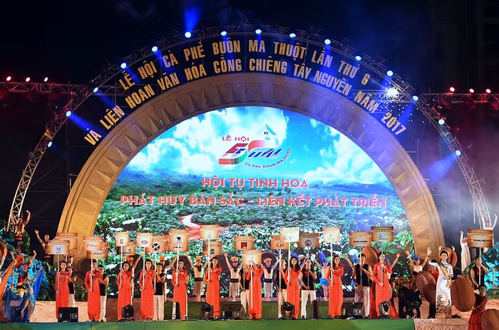 Lễ hội cà phê Buôn Ma Thuột để lại nhiều dấu ấn sâu sắc với du khách quốc tế. Lễ hội cà phê Buôn Ma Thuột để lại nhiều dấu ấn sâu sắc với du khách quốc tế.