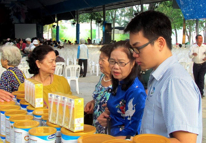 Người cao tuổi quan tâm tìm hiểu về các sản phẩm dinh dưỡng của Vinnamilk. Người cao tuổi quan tâm tìm hiểu về các sản phẩm dinh dưỡng của Vinnamilk.
