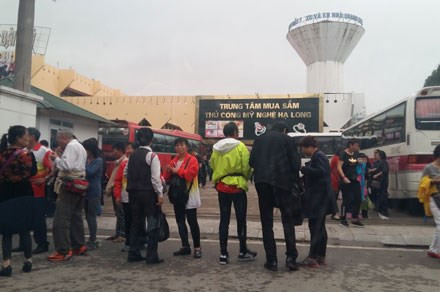 Một điểm bán hàng chuyên phục vụ du khách Trung Quốc tại chợ Vườn Đào, Bãi Cháy (Quảng Ninh). ảnh trên Báo Lao động. Một điểm bán hàng chuyên phục vụ du khách Trung Quốc tại chợ Vườn Đào, Bãi Cháy (Quảng Ninh). ảnh trên Báo Lao động.