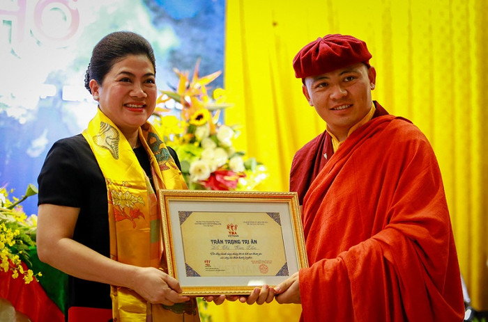 Đức Gyalwa Drukpa Thuksey Rinpoche trao bằng khen cho Bà Đỗ Thị Kim Liên - Lãnh sự Danh dự nước Cộng hòa Nam Phi tại TP.Hồ CHí Minh - đơn vị song hành cùng Câu lạc bộ tuổi trẻ Thăng Long trong các thiện hạnh nhà sạch đón tết, Ngày chủ nhật xanh. Đức Gyalwa Drukpa Thuksey Rinpoche trao bằng khen cho Bà Đỗ Thị Kim Liên - Lãnh sự Danh dự nước Cộng hòa Nam Phi tại TP.Hồ CHí Minh - đơn vị song hành cùng Câu lạc bộ tuổi trẻ Thăng Long trong các thiện hạnh nhà sạch đón tết, Ngày chủ nhật xanh.